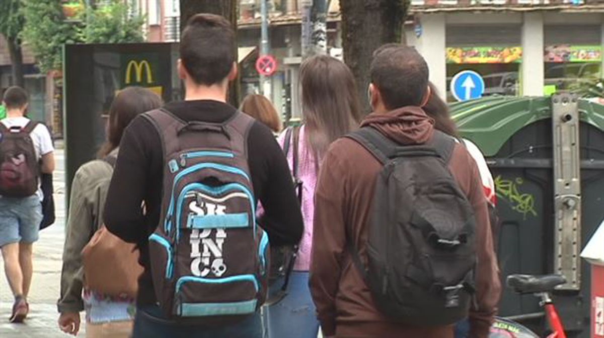 Jóvenes, paseando. Imagen extraída de un vídeo de EITB.