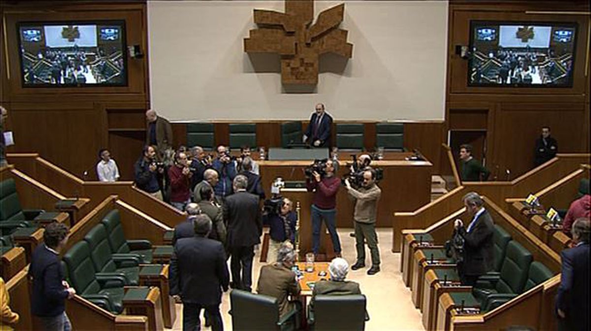 Parlamentarios abandonan el hemiciclo. Foto: EiTB