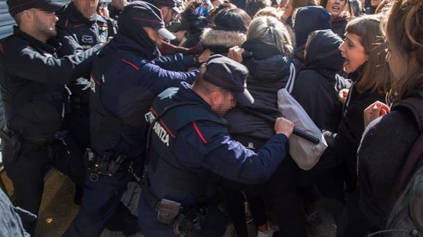 Ertzaintza manifestariei aurre egiten, Gasteizen. Argazkia: Efe