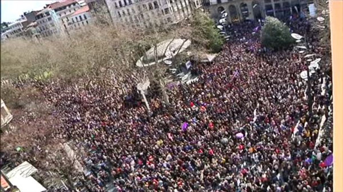 Miles de mujeres llenan el Boulevard donostiarra en la manifestación del 8M