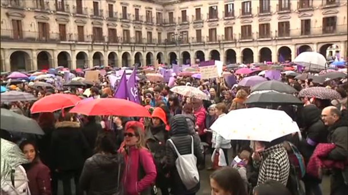 Miles de mujeres abarrotan la plaza Nueva y la plaza de la Virgen Blanca en Vitoria