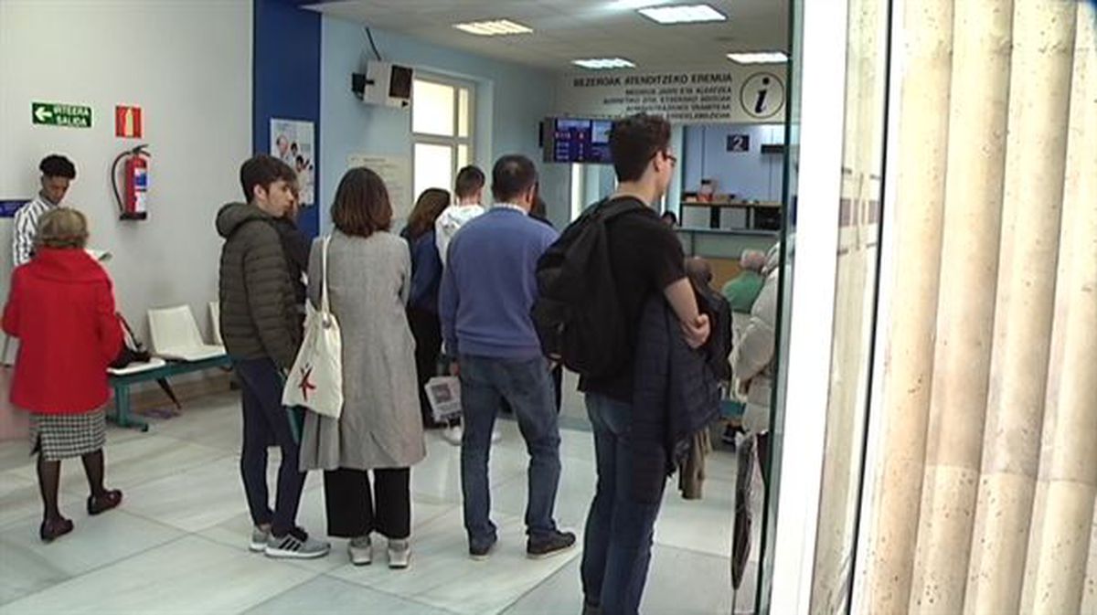 Ciudadanos esperando su turno para ser atendidos en un ambulatorio