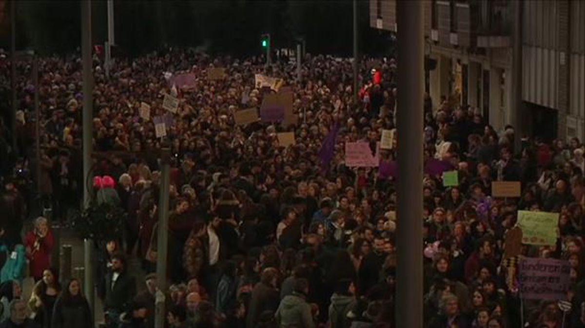 Miles de mujeres recorren las calles de Vitoria-Gasteiz