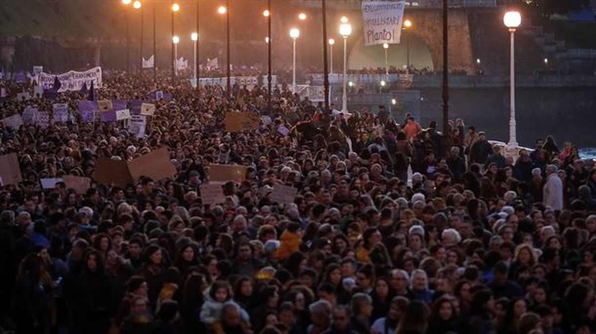 La lucha feminista pide igualdad entre hombres y mujeres en las calles de Donostia