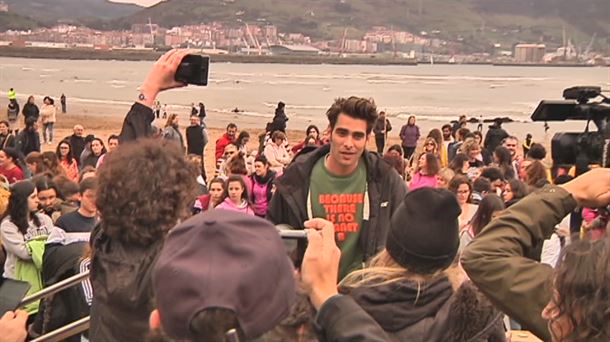 Greenpeacek plastiko bilketa egin du Ereaga hondartzan, Jon Kortajarenarekin batera