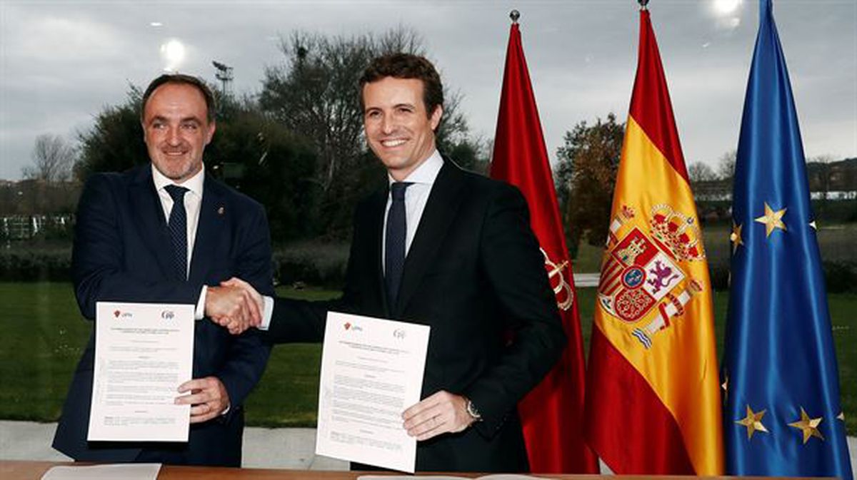 Esparza y Casado, en la firma del pacto electoral. 