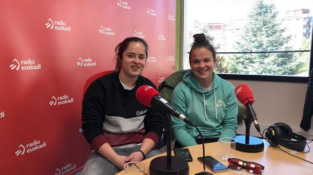 Las jugadoras de Osasuna Maitane Zalba y Patricia Zugasti en Radio Euskadi