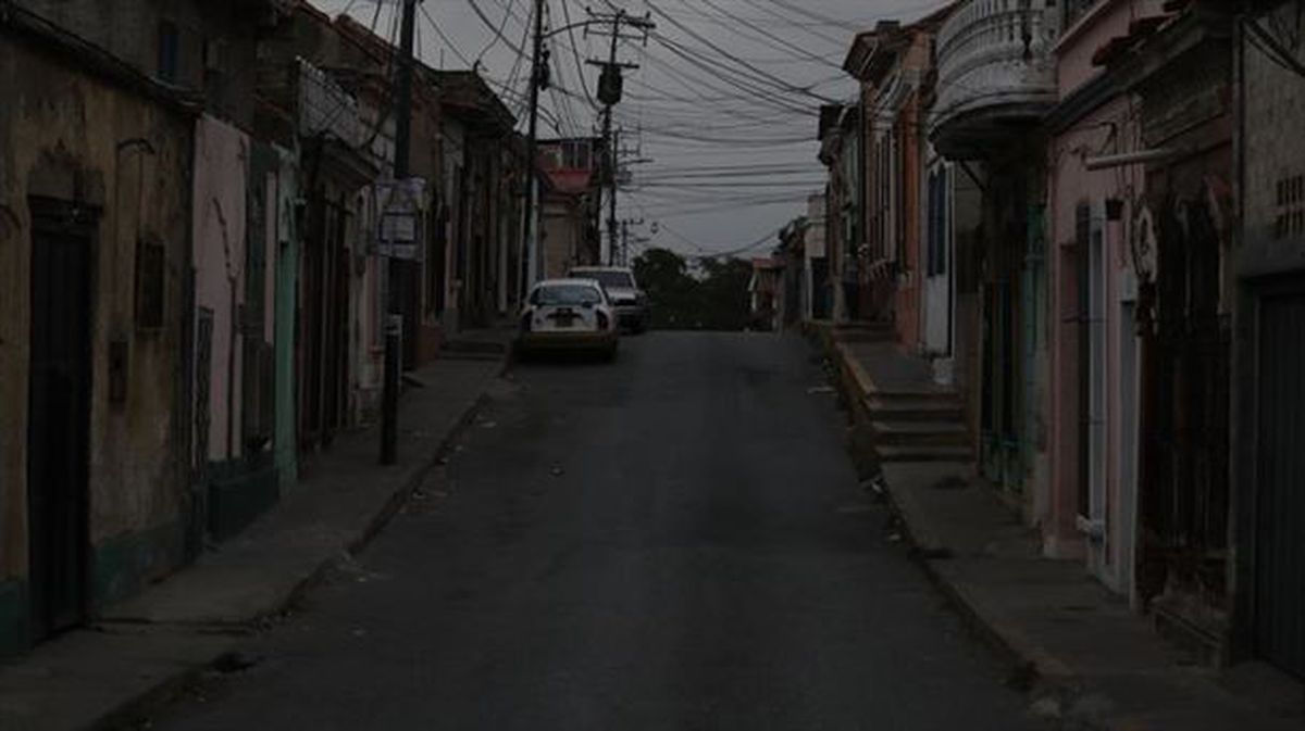 Vista este lunes de una calle sin luz eléctrica, en Caracas
