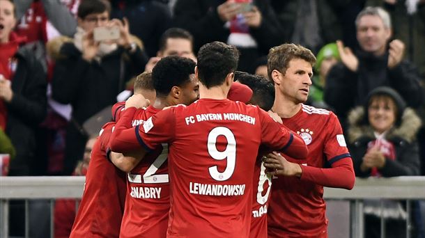 Bayern Municheko jokalariak gol bat ospatzen.