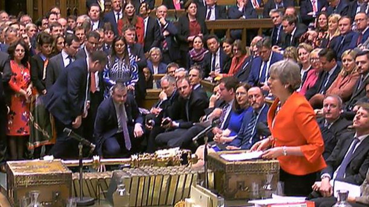 La primera ministra británica, Theresa May, en la Cámara de los Comunes. Foto: EFE