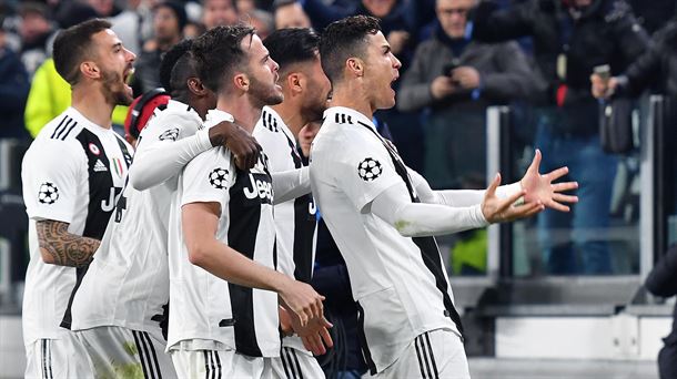 Juventuseko jokalariak Ronaldoren gol bat ospatzen.