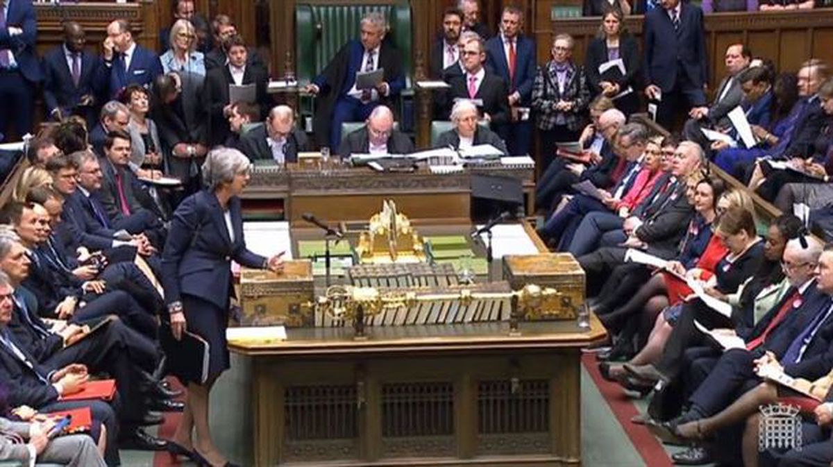 La primera ministra Theresa May en la Cámara de los Comunes. Foto: EFE