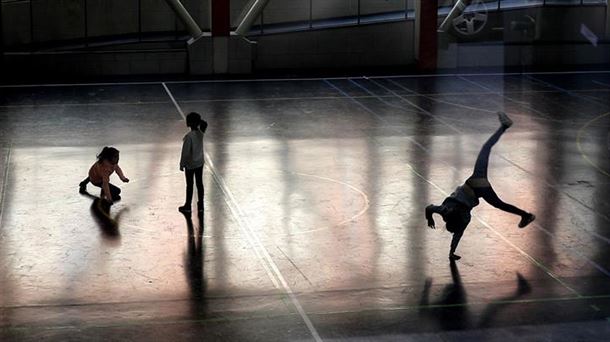 30 urte bete ditu Haurren Eskubideen Hitzarmenak. Ainhoa Larrañaga eta Ibai Fernandez Mezularian.