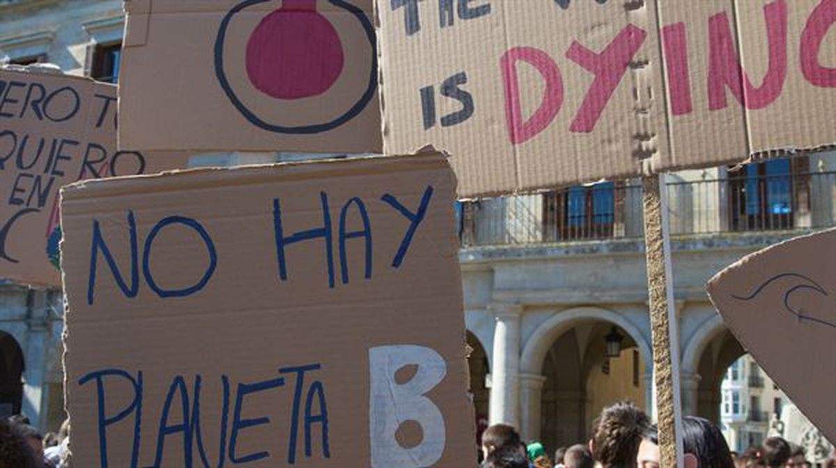 Una protesta contra la crisis climática en Vitoria-Gasteiz. Foto de archivo: EFE