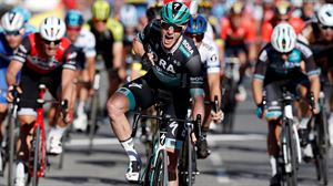 Bennett repite victoria y se consolida en el liderato