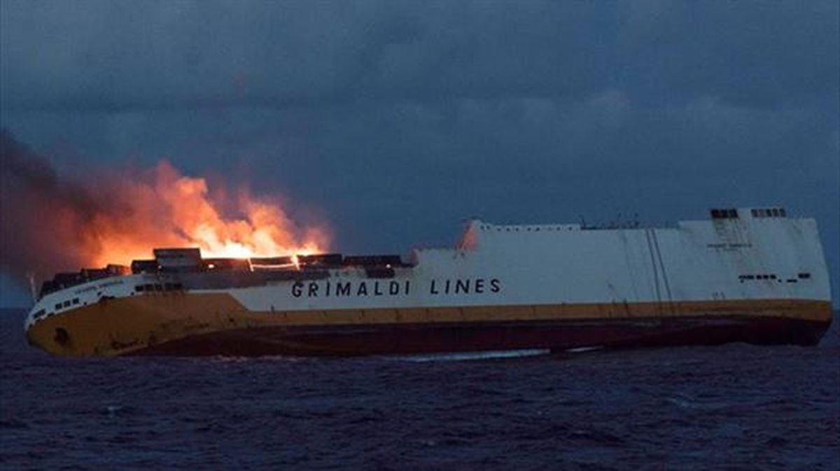 El buque italiano 'Grande America', en llamas