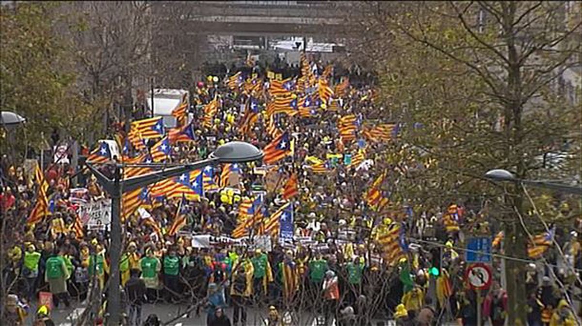 Kataluniako autodeterminazioaren aldeko aurreko manifestazioetako irudia