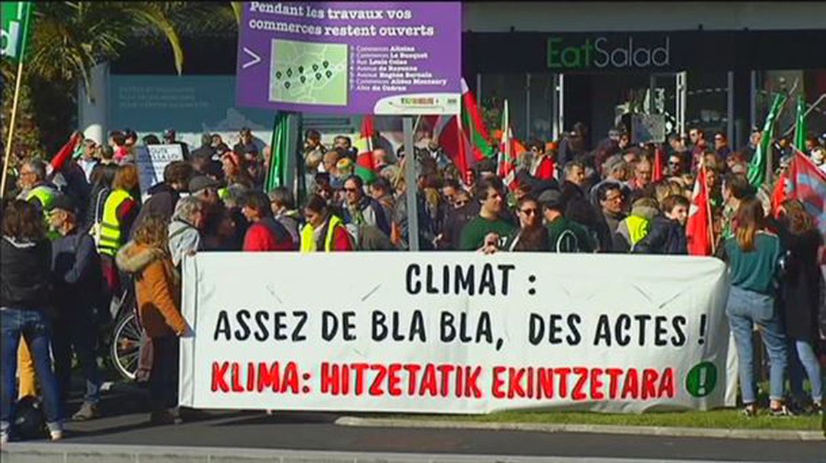 Imagen de la marcha contra el cambio climático que ha recorrido Anglet