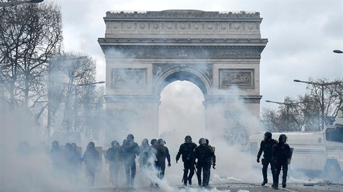 Txaleko horien protesta Parisen. Argazkia: Efe