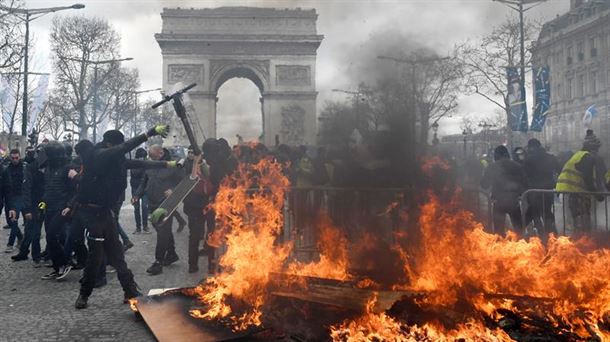 Txaleko horien protesta Parisen. Argazkia: Efe