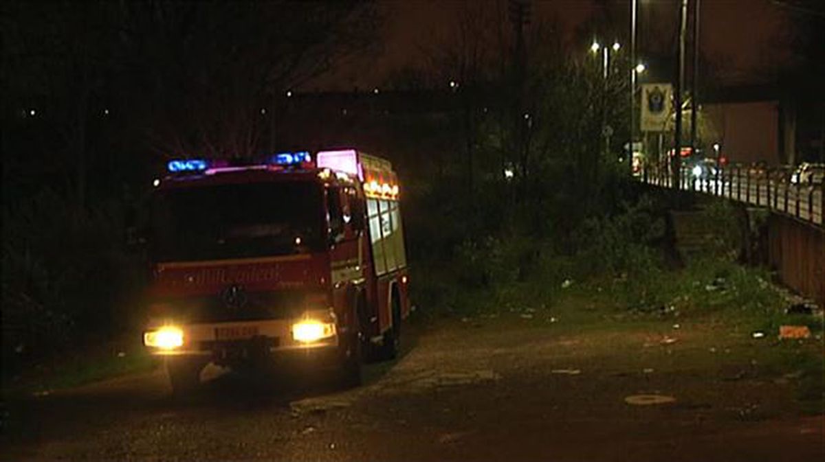 Bomberos en Etxebarri. Foto: EiTB