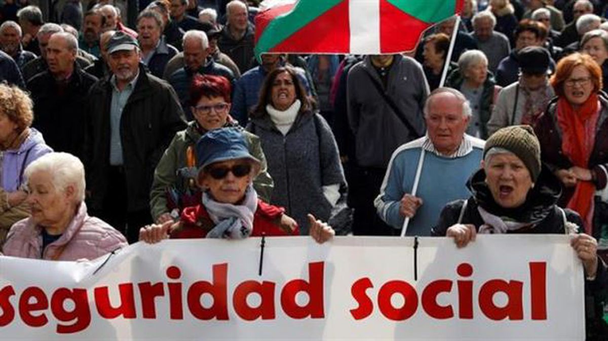 Los pensionistas han vuelto a movilizarse este lunes. Foto: EFE/Javier Etxezarreta