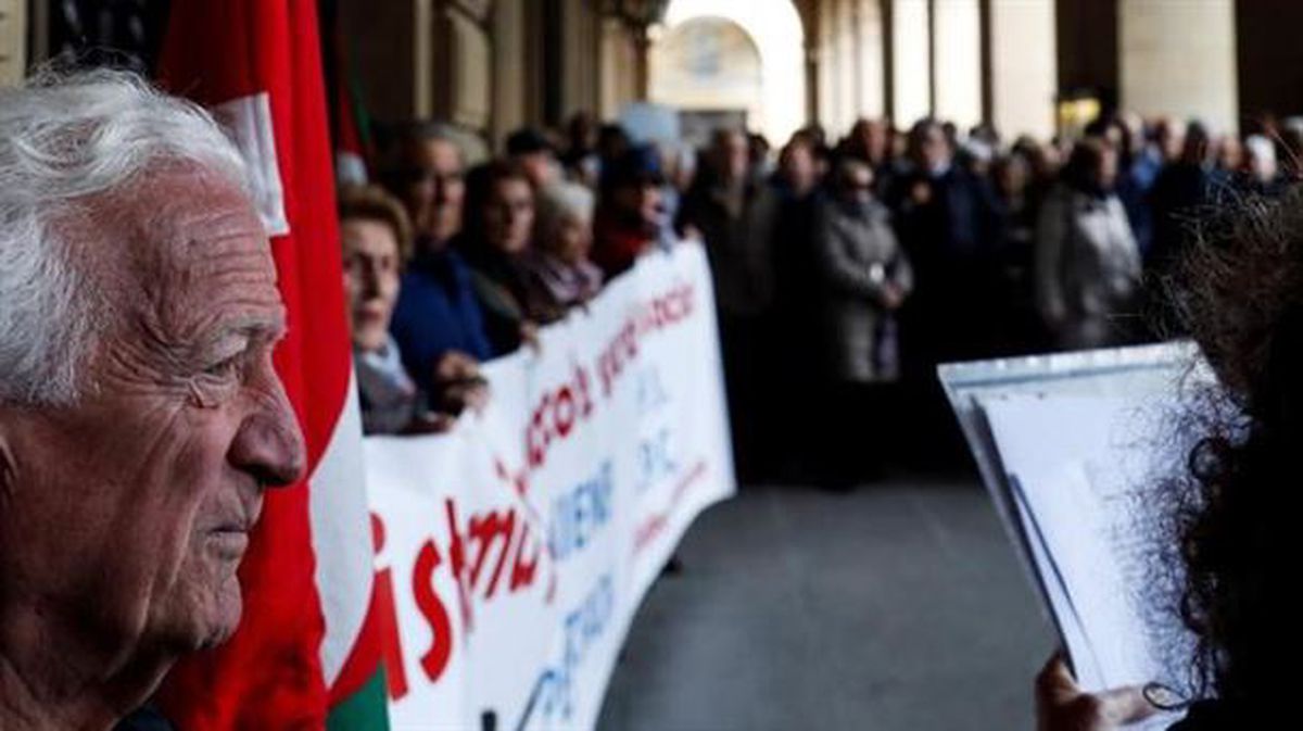 Los pensionistas donostiarras han vuelto a movilizarse este lunes en San Sebastián para reclamar unas pensiones públicas