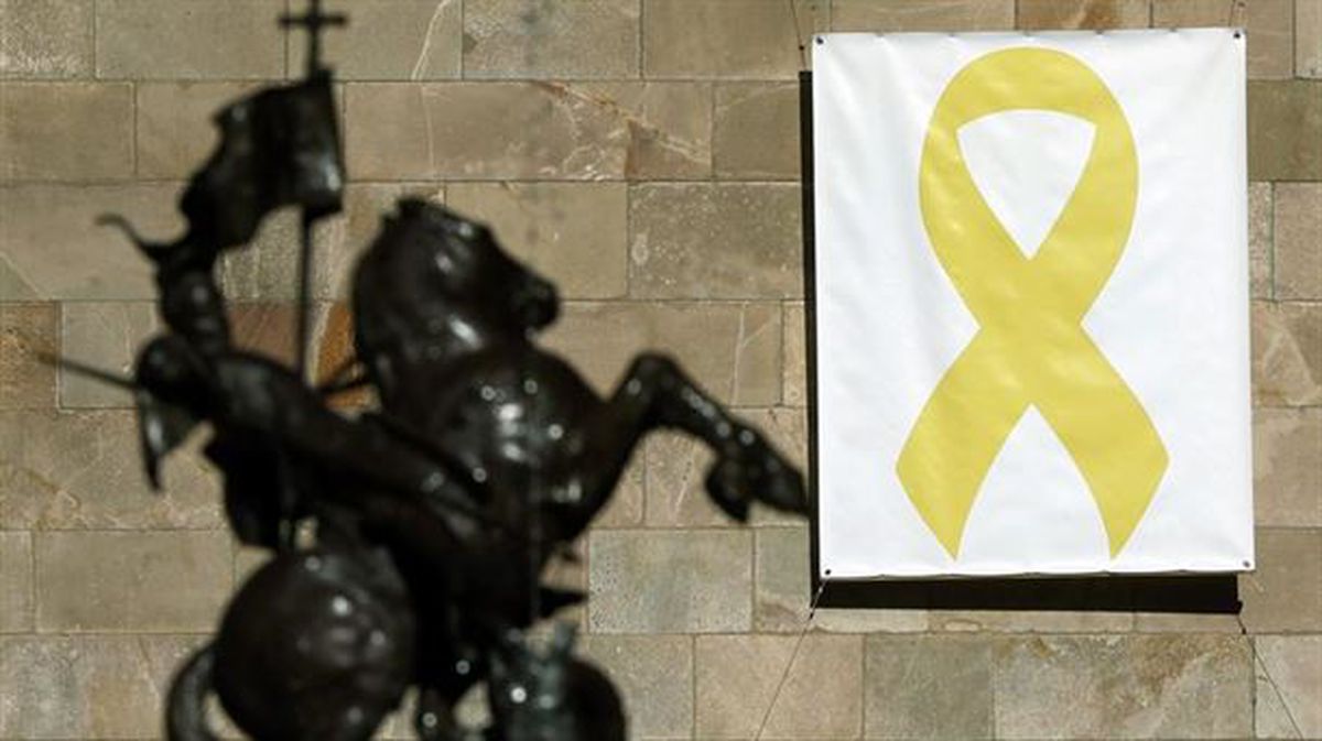 Lazo amarillo en el Palau de la Generalitat.