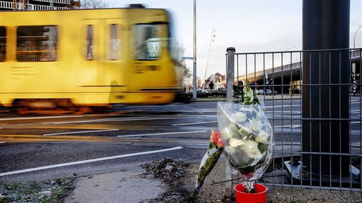 Un ramo de flores depositado en el lugar del tiroteo de Utrecht