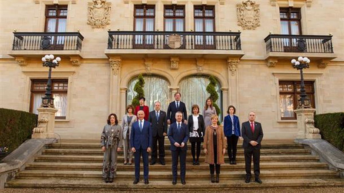 Foto de familia del nuevo Gobierno Vasco. 