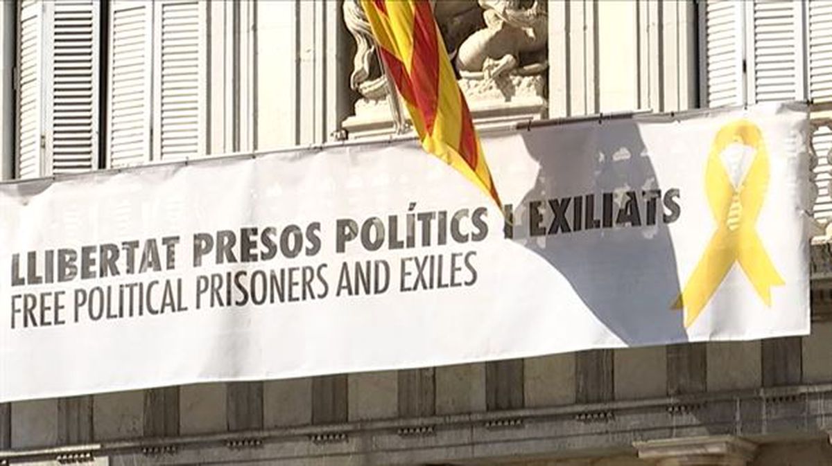 Símbolos soberanistas en un edificio público de Cataluña