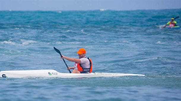 Kanoa de Surfski deslizándose sobre las olas de mar abierto