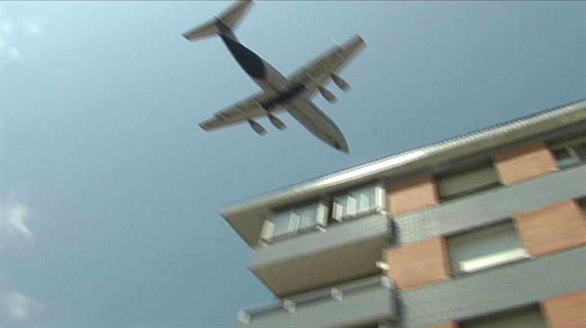 Avión que pasa cerca de viviendas en Loiu