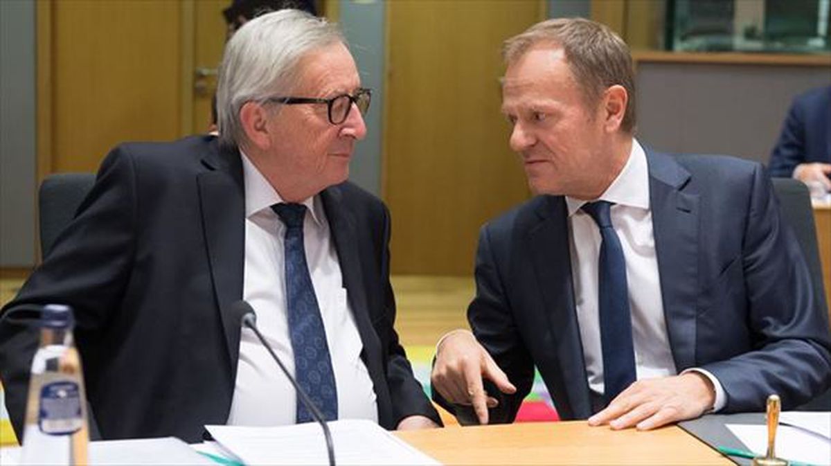 Jean-Claude Juncker eta Donald Tusk Bruselan. Argazkia: EFE/ Stephanie Lecocq