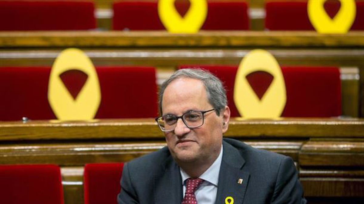 Quim Torra, con lazos amarillos de fondo, en el Parlamento catalán. Foto: eFE