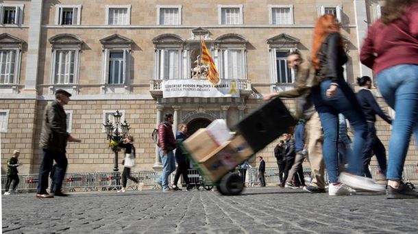 Una pancarta por los presos y exiliados catalanes en la fachada del Palacio de la Generalitat.