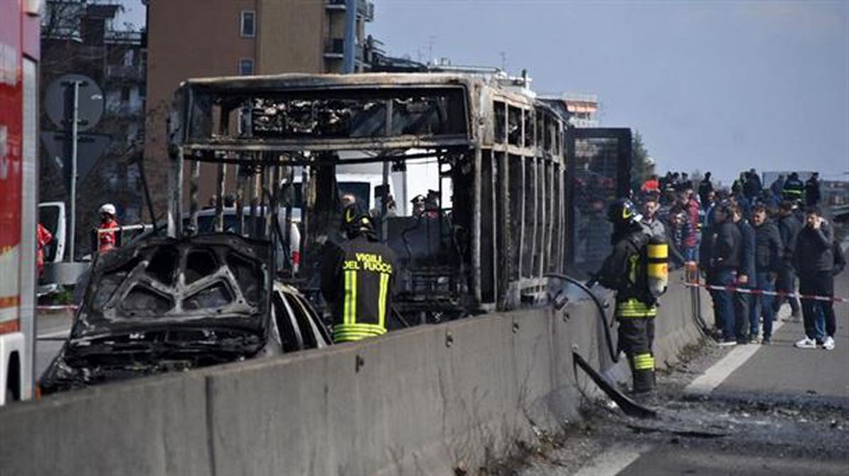 Autobús incendiado en Milán.