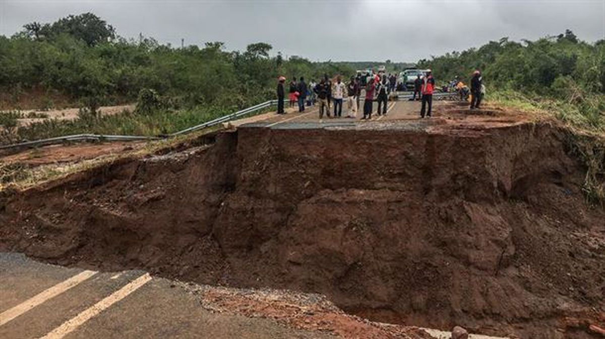 Personas cruzan el río Munhinga por un puente dañado por el ciclón, en Matarara (Mozambique).
