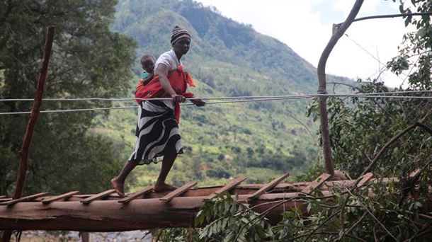 Mujer con niño a la espalda en África. Foto: EFE