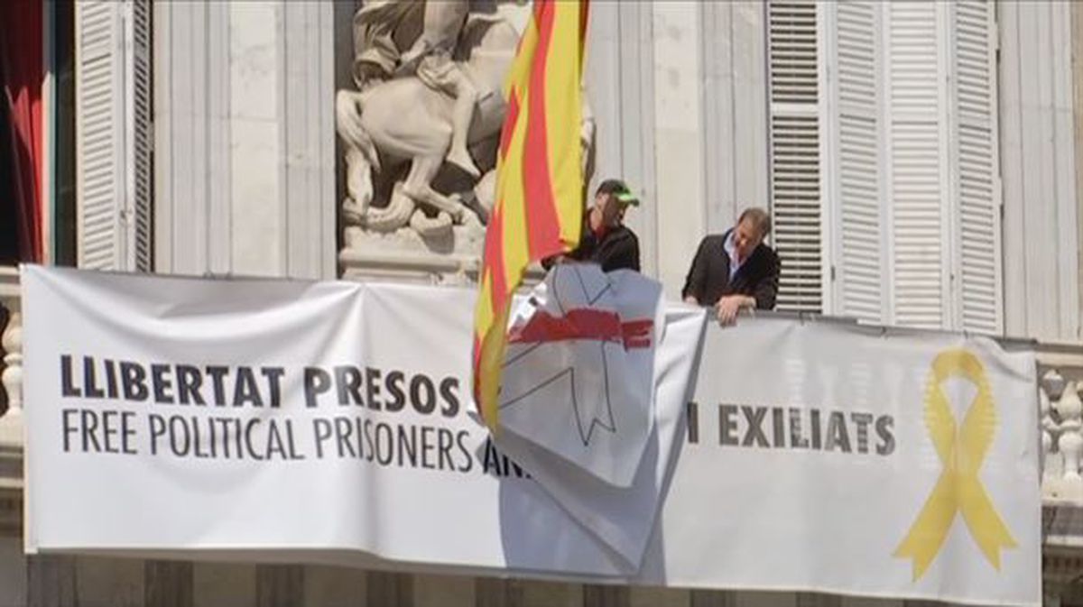 Empleados de la Generalitat retiran las pancartas.
