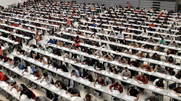 Centenares de personas opositando en Vitoria. Foto: EiTB