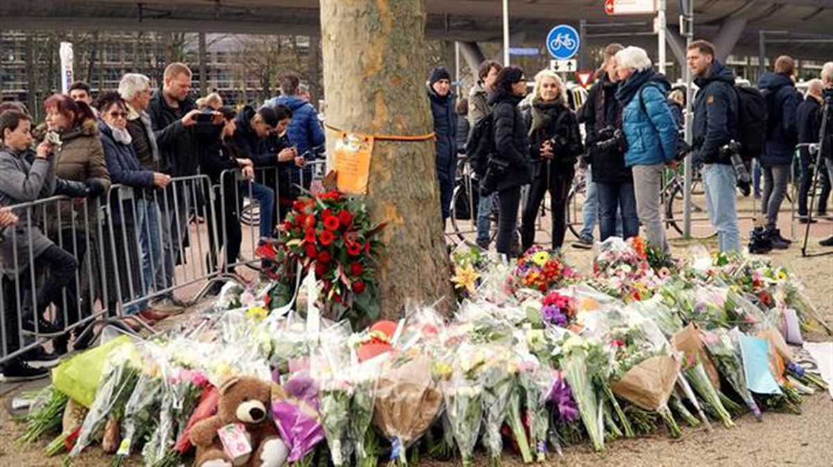 Flores depositadas en memoria de las víctimas del tiroteo en Utrecht. Foto: EFE/ Imane Rachidi