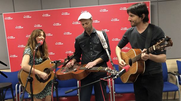 Maider Zabalegi, Gorka Urru y Urbil Artola tocando en directo en Graffiti Radio Euskadi. 