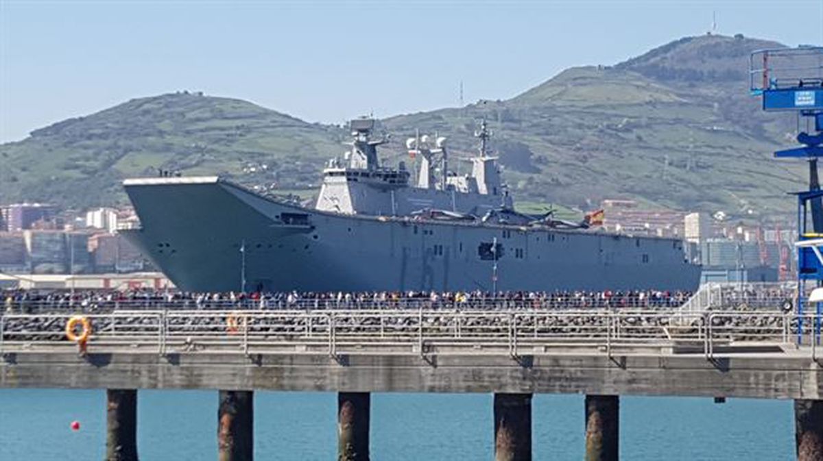 Gente esperando a visitar el buque 'Juan Carlos I'.