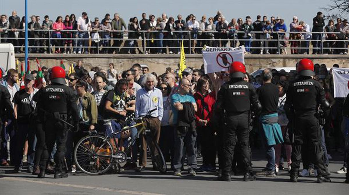 Protesta frente al portavions 'Juan Carlos I', en Getxo.