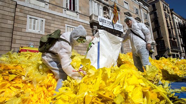 Los activistas antindependentistas, frente al Palau de la Generalitat.