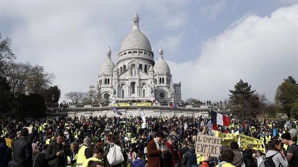 Miles de chalecos amarillos, en el Sacré Coeur de París