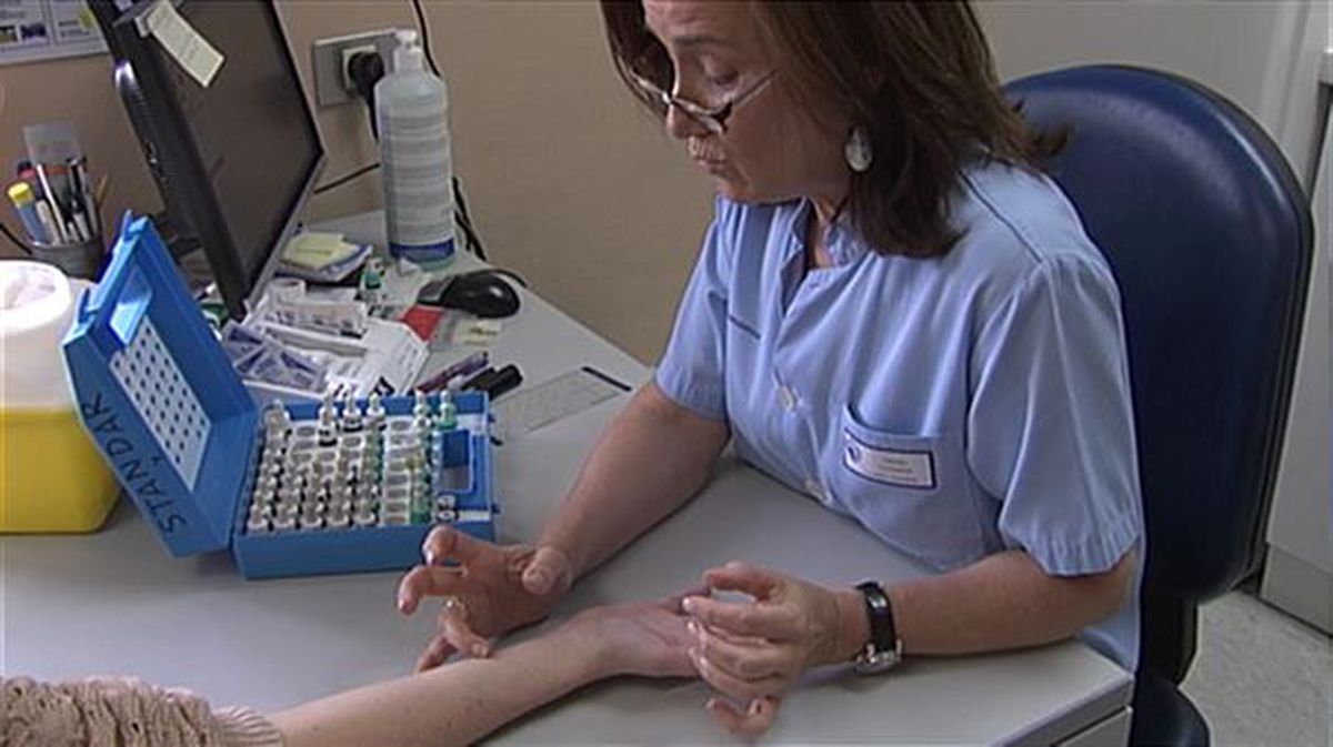 Imagen de una enfermera realizando pruebas alérgicas