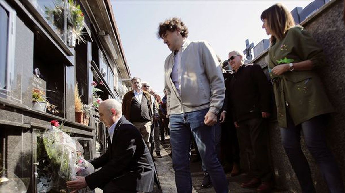 Eneko Andueza e Idoia Mendia, en el homenaje a Priede en el cementerio de Orio.