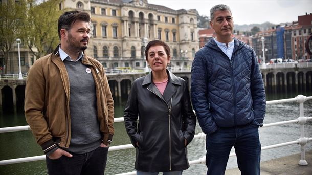 Gabriel Rufian, Mertxe Aizpurua y Oskar Matute. Foto: EFE.